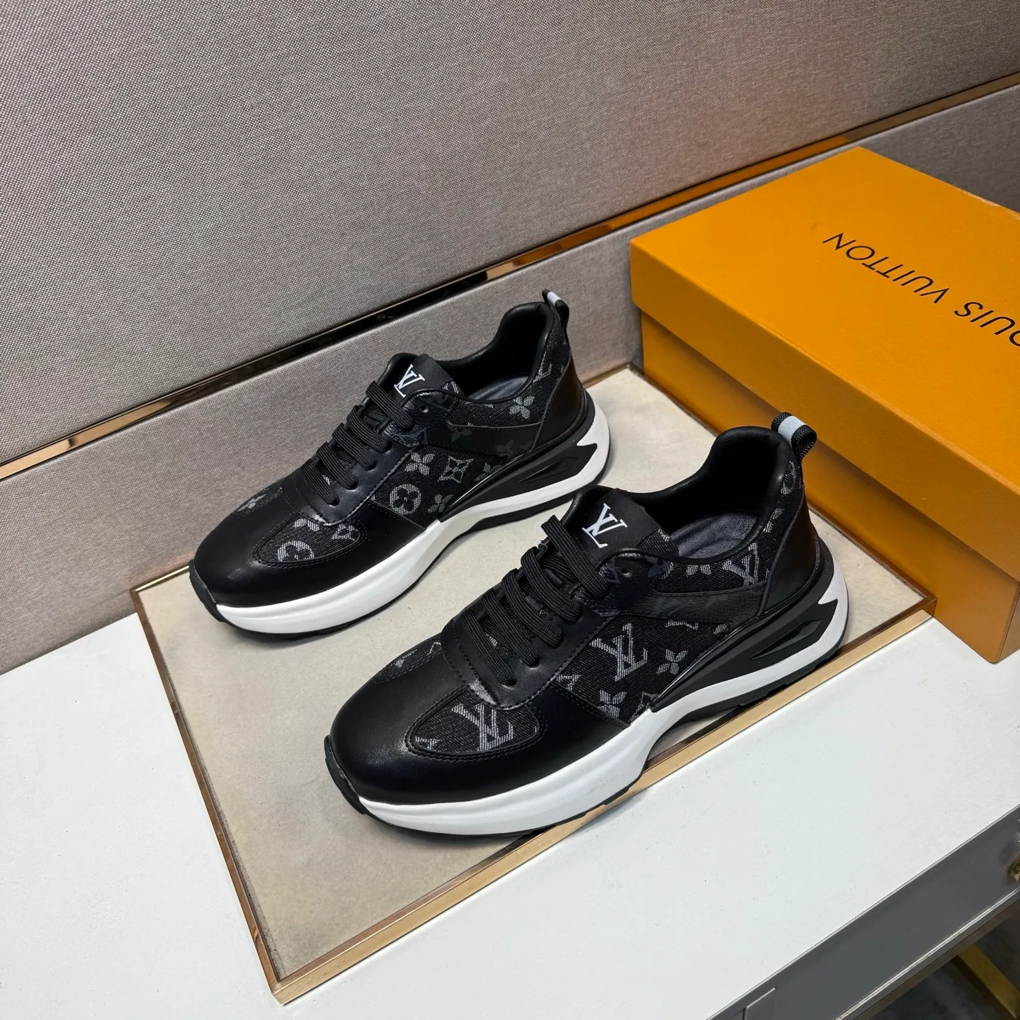 ⬛️Men's shoes 💰p442【LV～】Men's casual shoes 2025z cabinet sales simultaneously 🔶Size: 38-44#️⃣ 🔷2 colors🔜The upper is made of multi-material splicing➕Genuine leather lining, comfortable and breathable, sole: original comfortable and wear-resistant outsole, ⚠️Real shot📱Photographed🎬The real thing is better📢📢📢